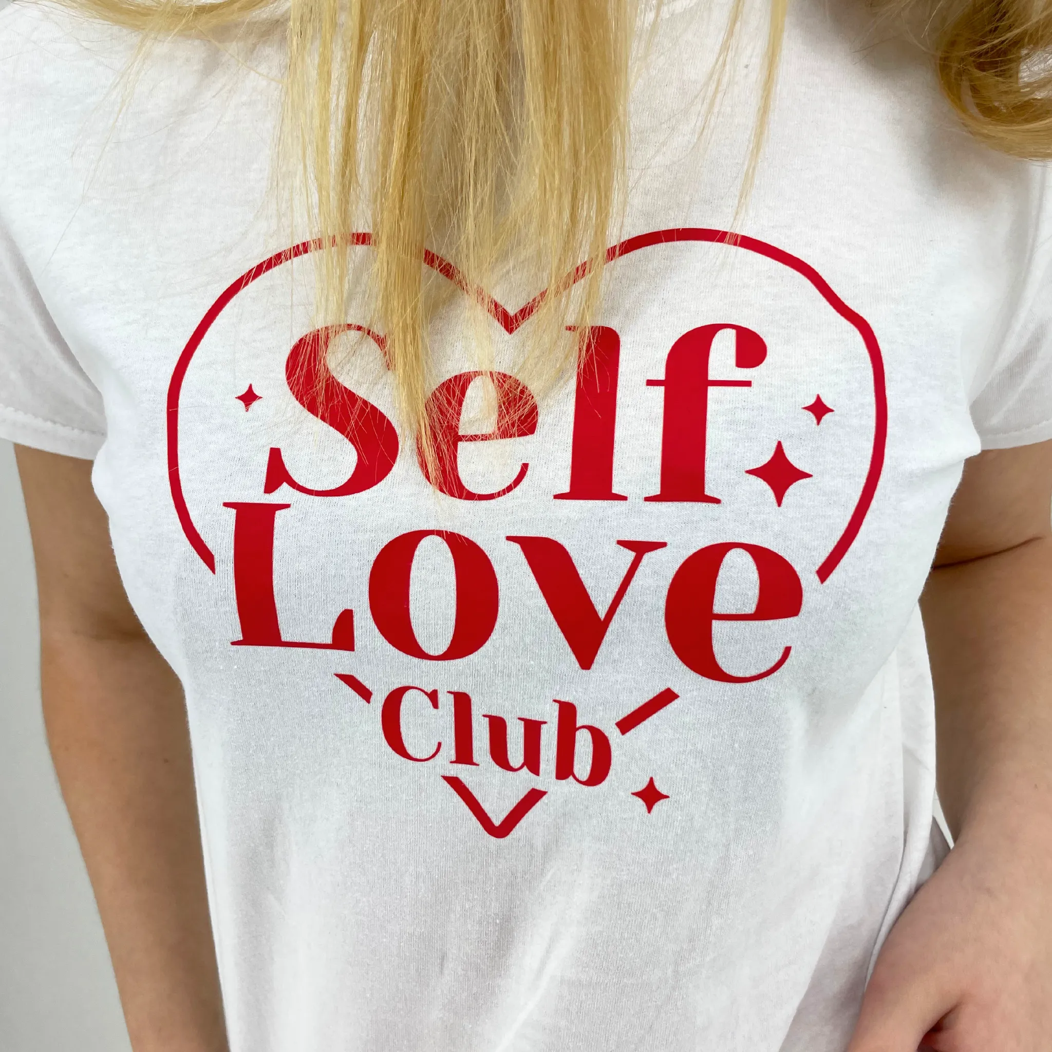 SELF LOVE CLUB, BABY TEE - HVID